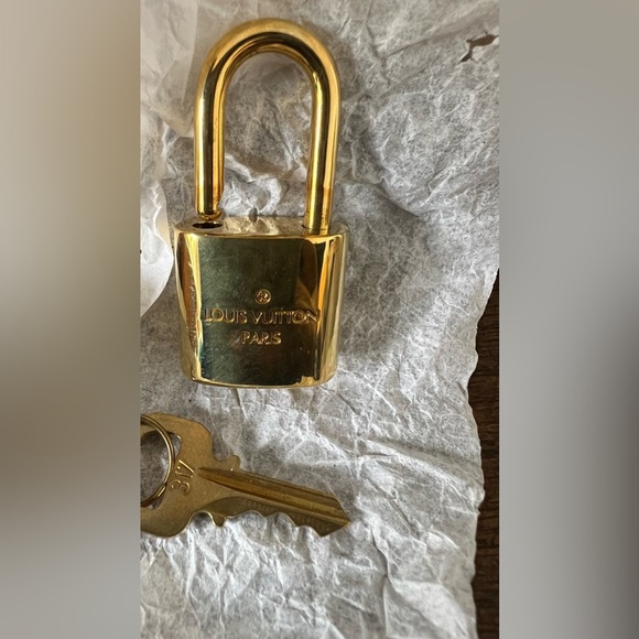 🎉AUTHENTIC Louis Vuitton Gold  Lock and 1 Key - Picture 6 of 8